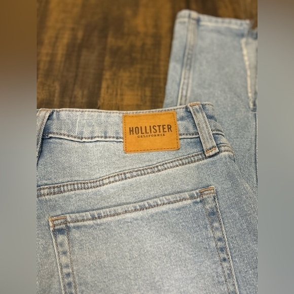 Hollister Vintage Curvy High Rise Jeans - Picture 9 of 12